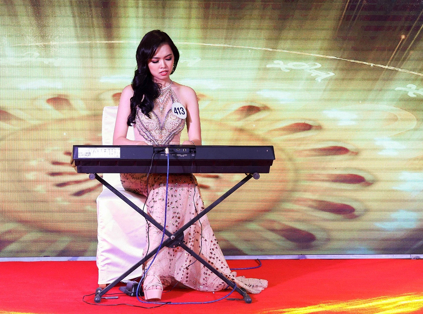 mau thuy khoe chan giong angelina jolie anh 9