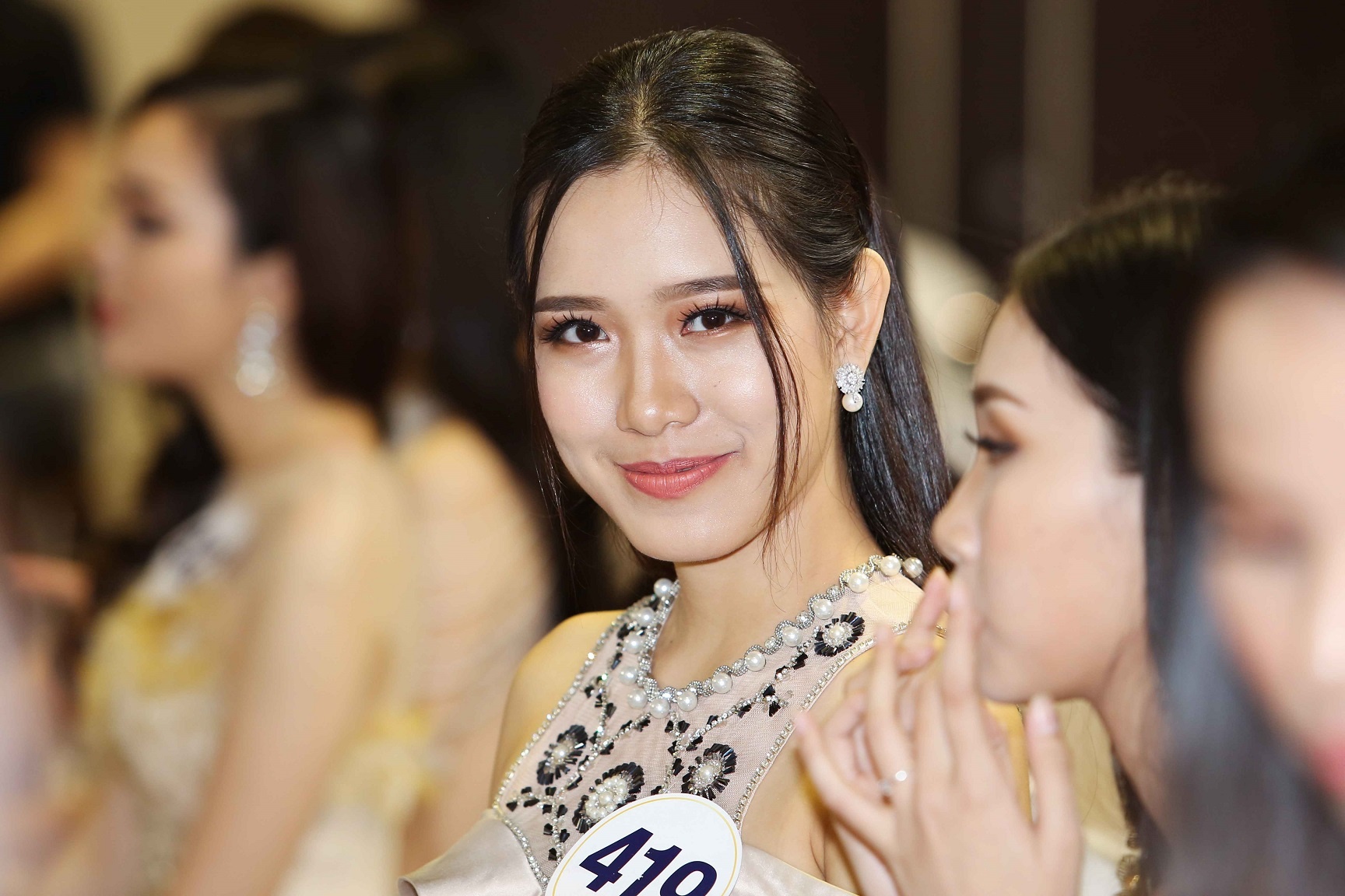 mau thuy khoe chan giong angelina jolie anh 8