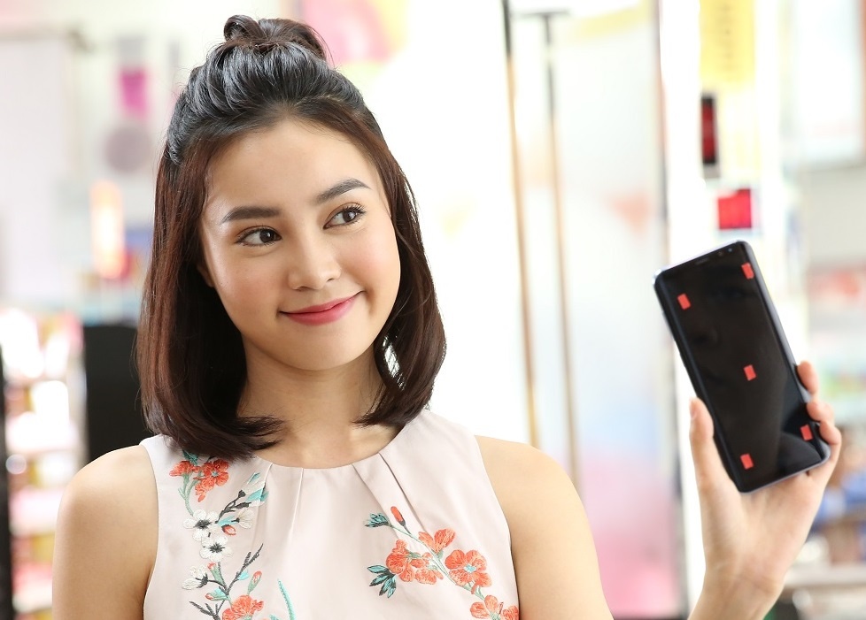 Ly Nha Ky, Lan Ngoc, Quynh Anh Shyn hao hung mua sam qua Samsung Pay hinh anh