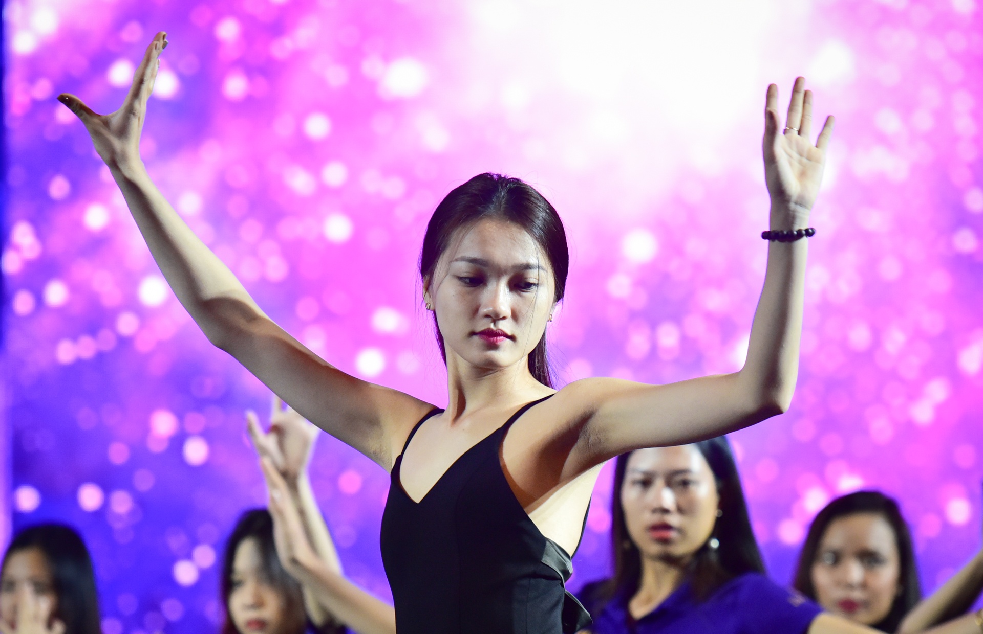 Thi sinh Hoa hau Hoan vu luyen tap cho dem ban ket hinh anh