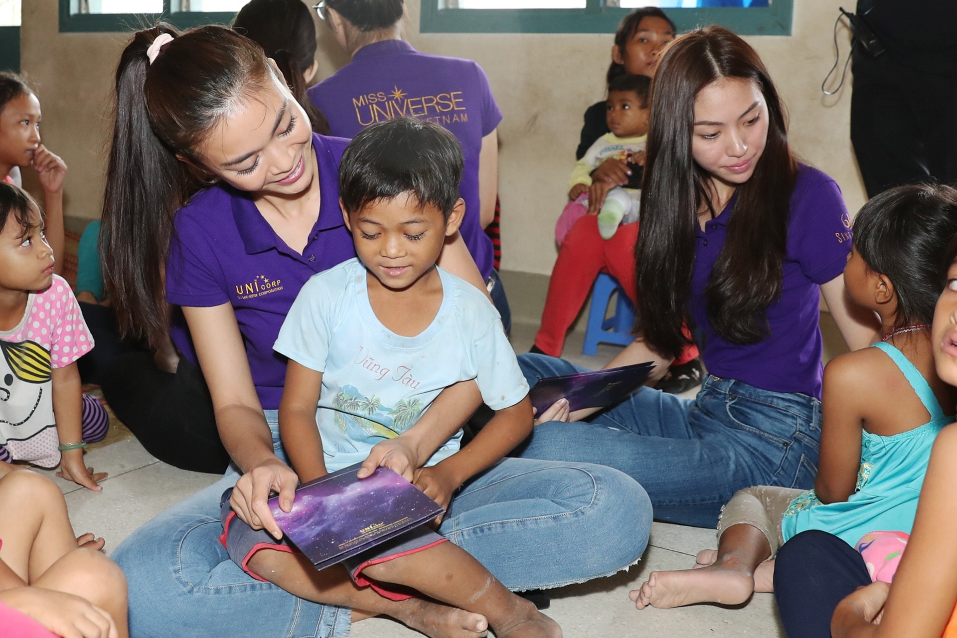 Thi sinh Hoa hau Hoan vu Viet Nam di tu thien sau bao o Khanh Hoa hinh anh