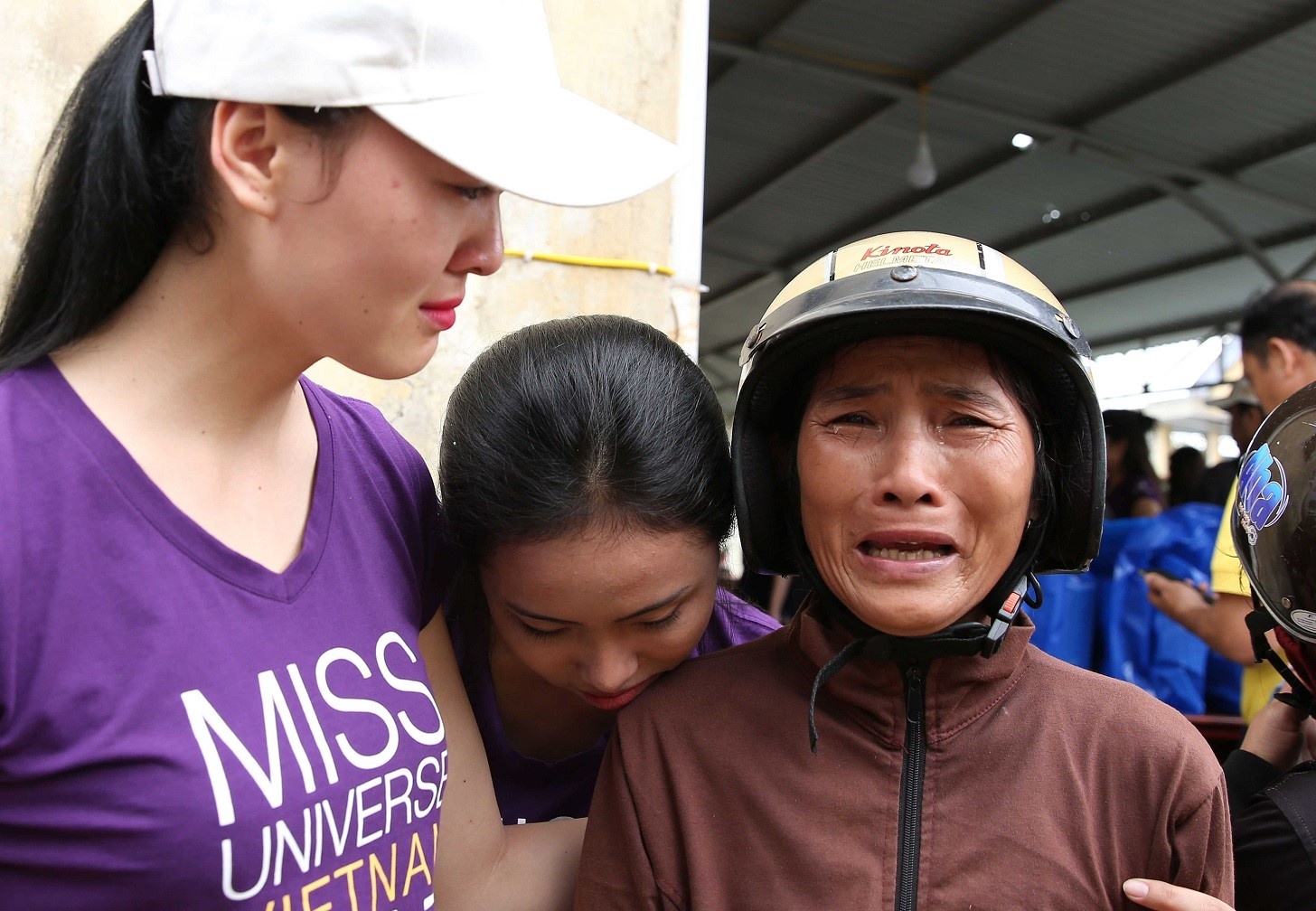 Thi sinh Hoa hau Hoan vu khoc vi noi kho cua nguoi dan sau bao so 12 hinh anh