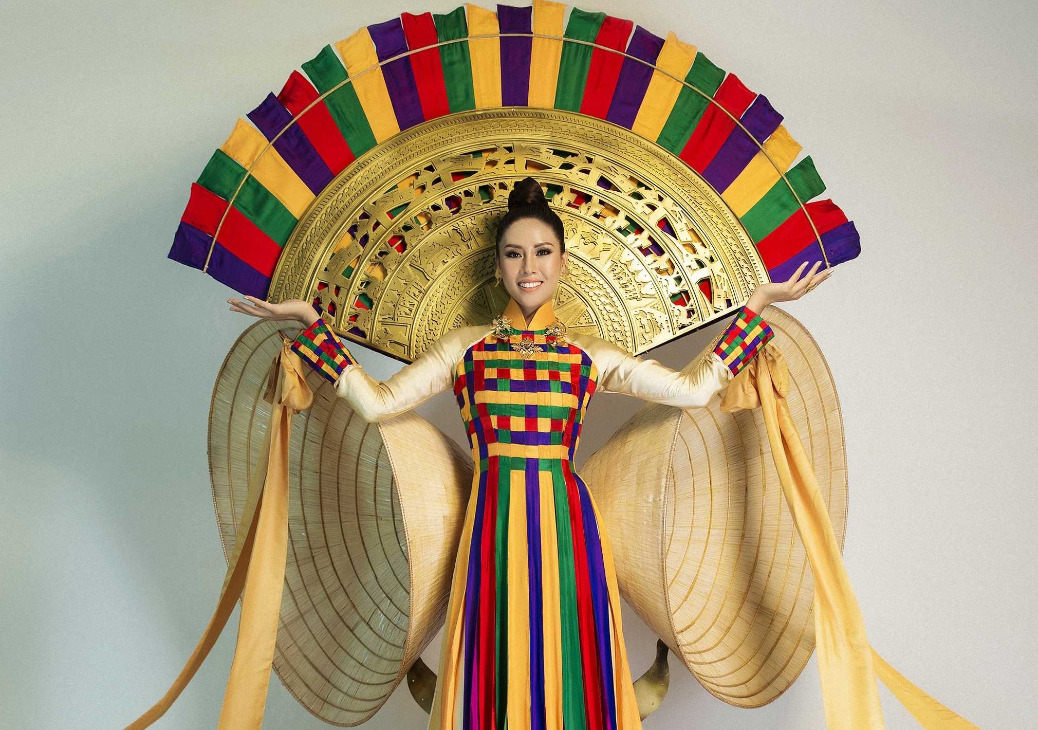 Nguyen Thi Loan mac vay non la khong lo o Hoa hau Hoan vu 2017 hinh anh