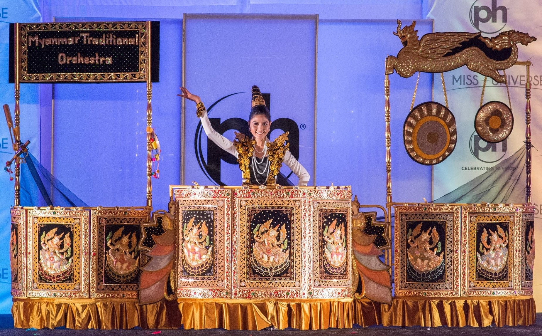 Nhung bo trang phuc dan toc ky di tai Hoa hau Hoan vu 2017 hinh anh