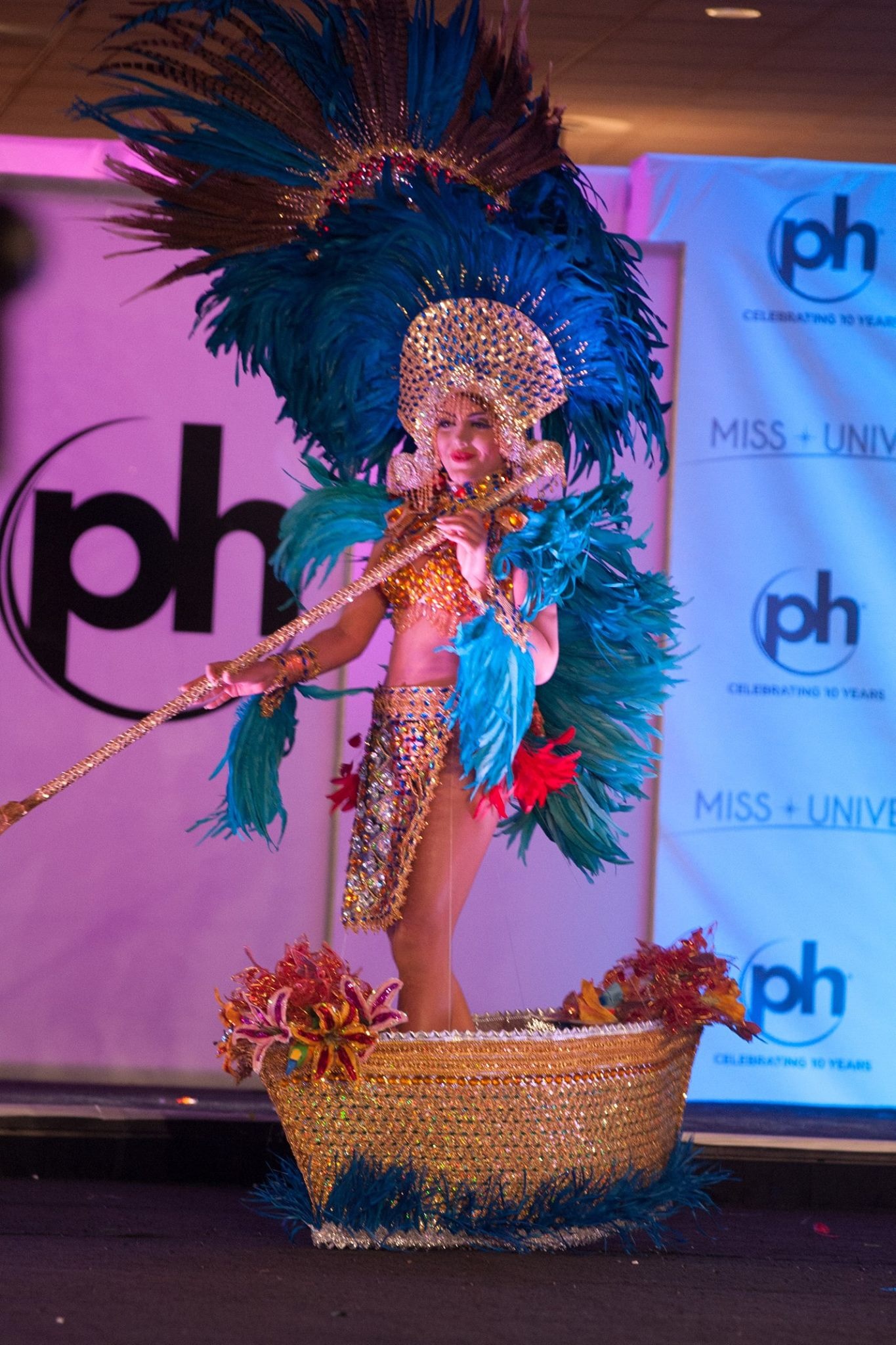 trang phuc dan toc ky di tai hoa hau hoan vu anh 3