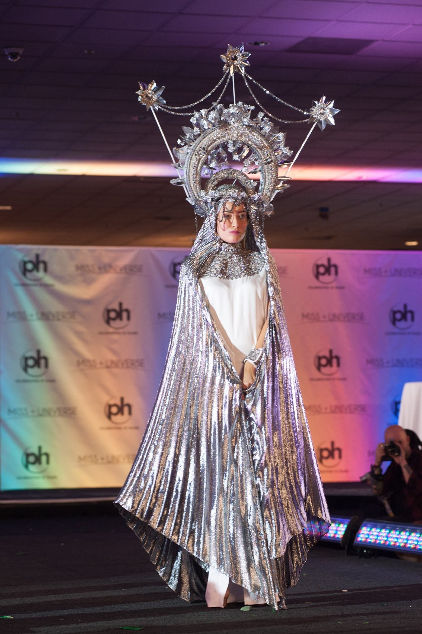 trang phuc dan toc ky di tai hoa hau hoan vu anh 10