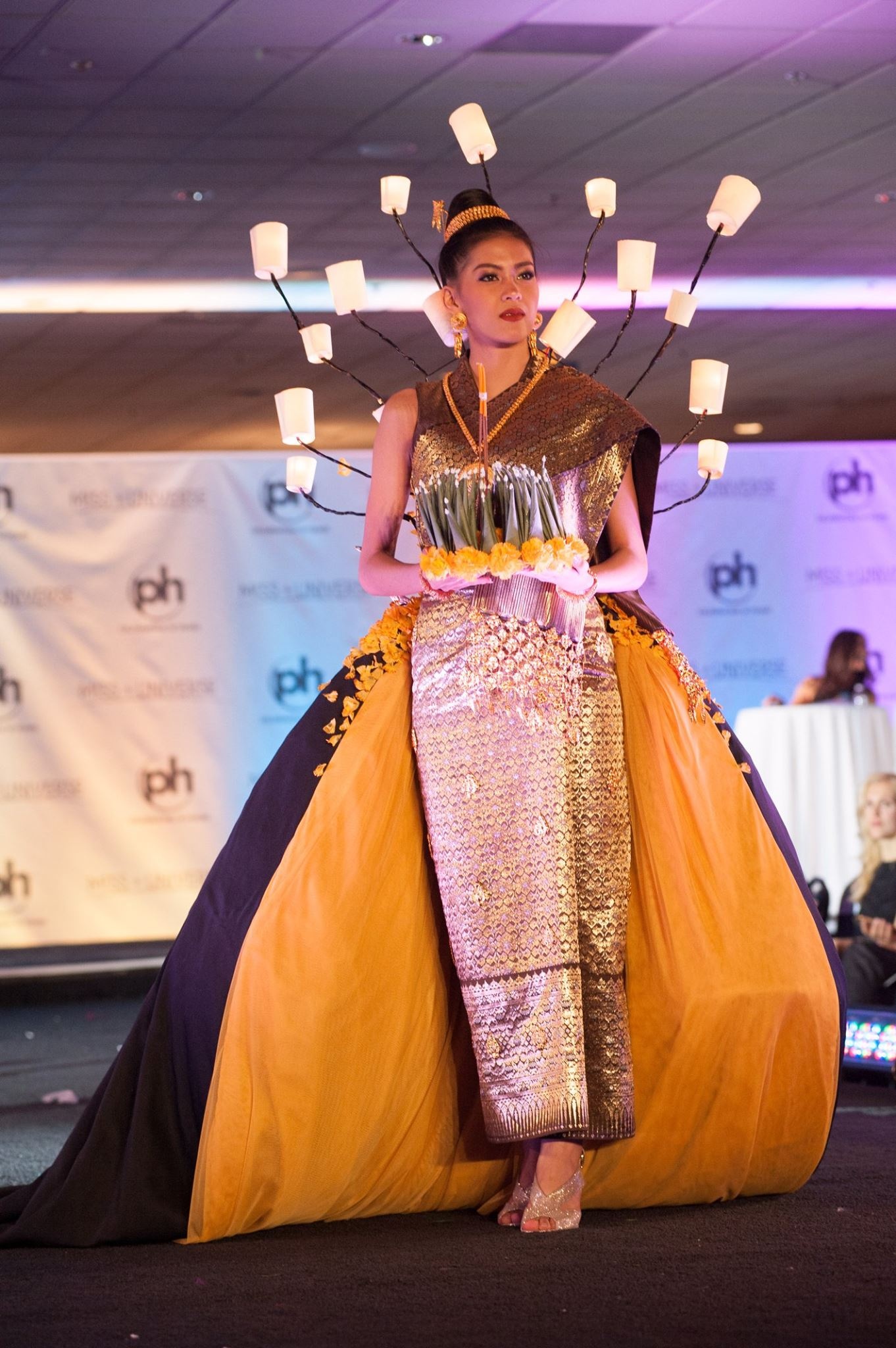 trang phuc dan toc ky di tai hoa hau hoan vu anh 11