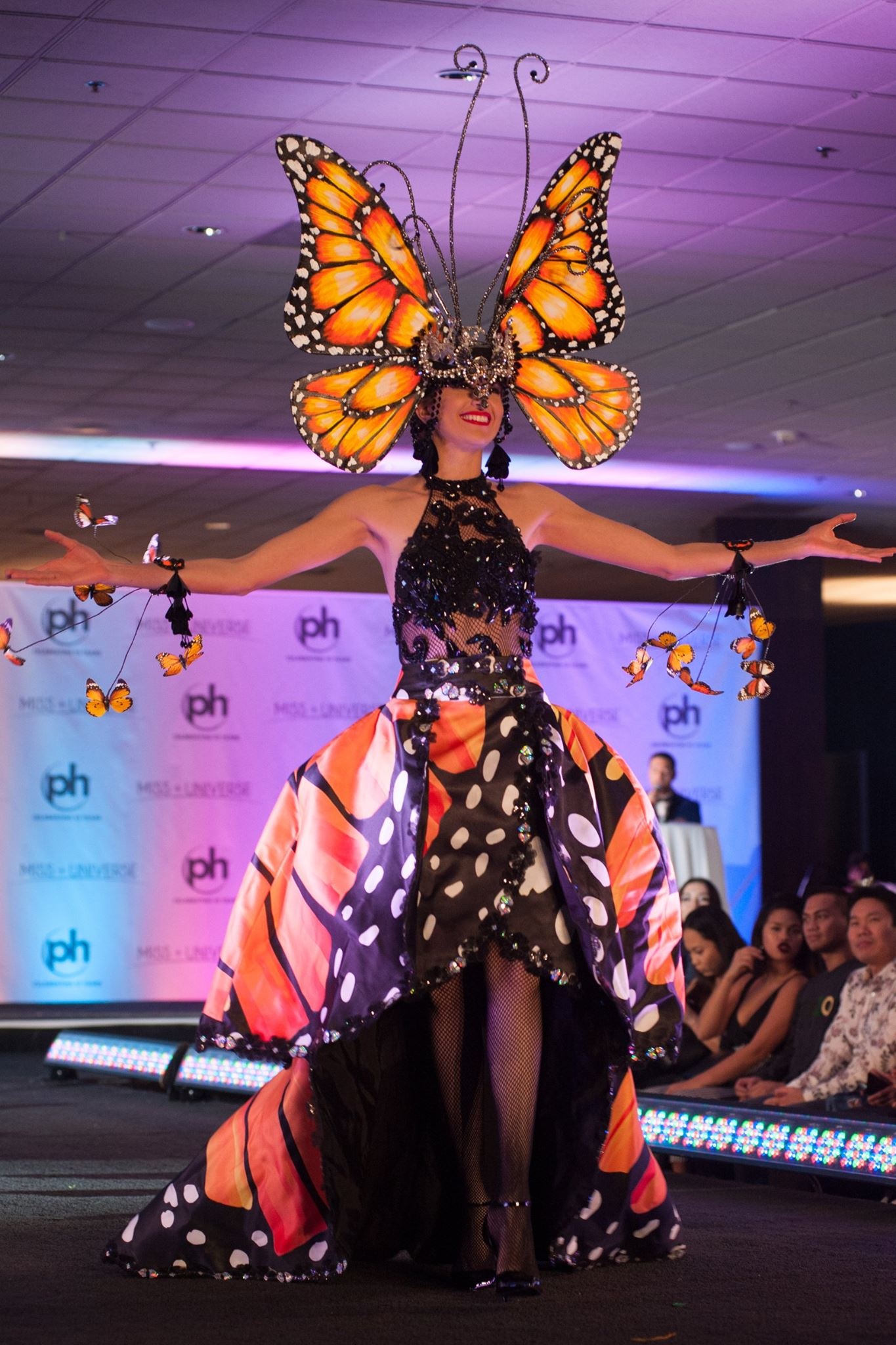 trang phuc dan toc ky di tai hoa hau hoan vu anh 12