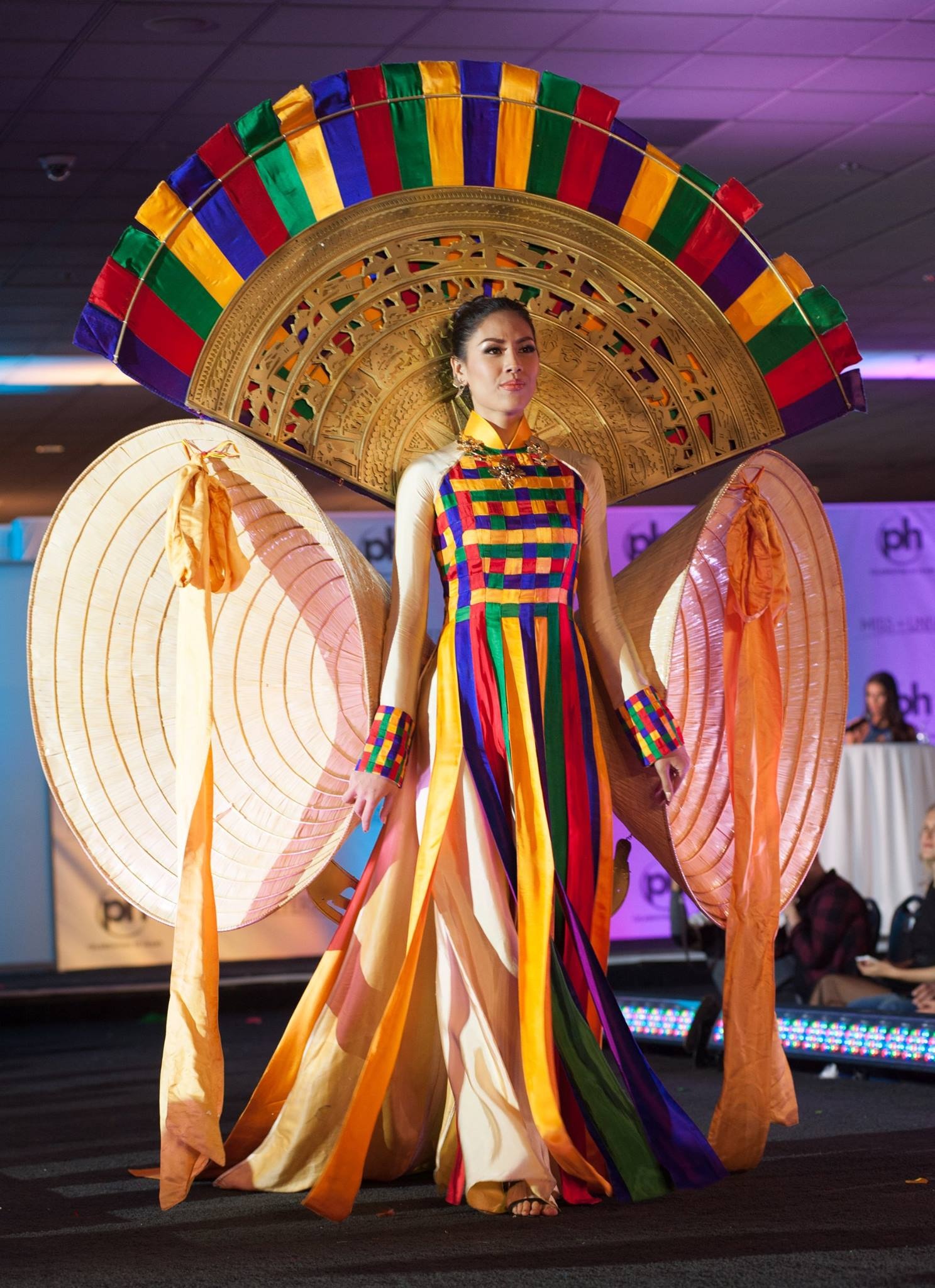 trang phuc dan toc ky di tai hoa hau hoan vu anh 14