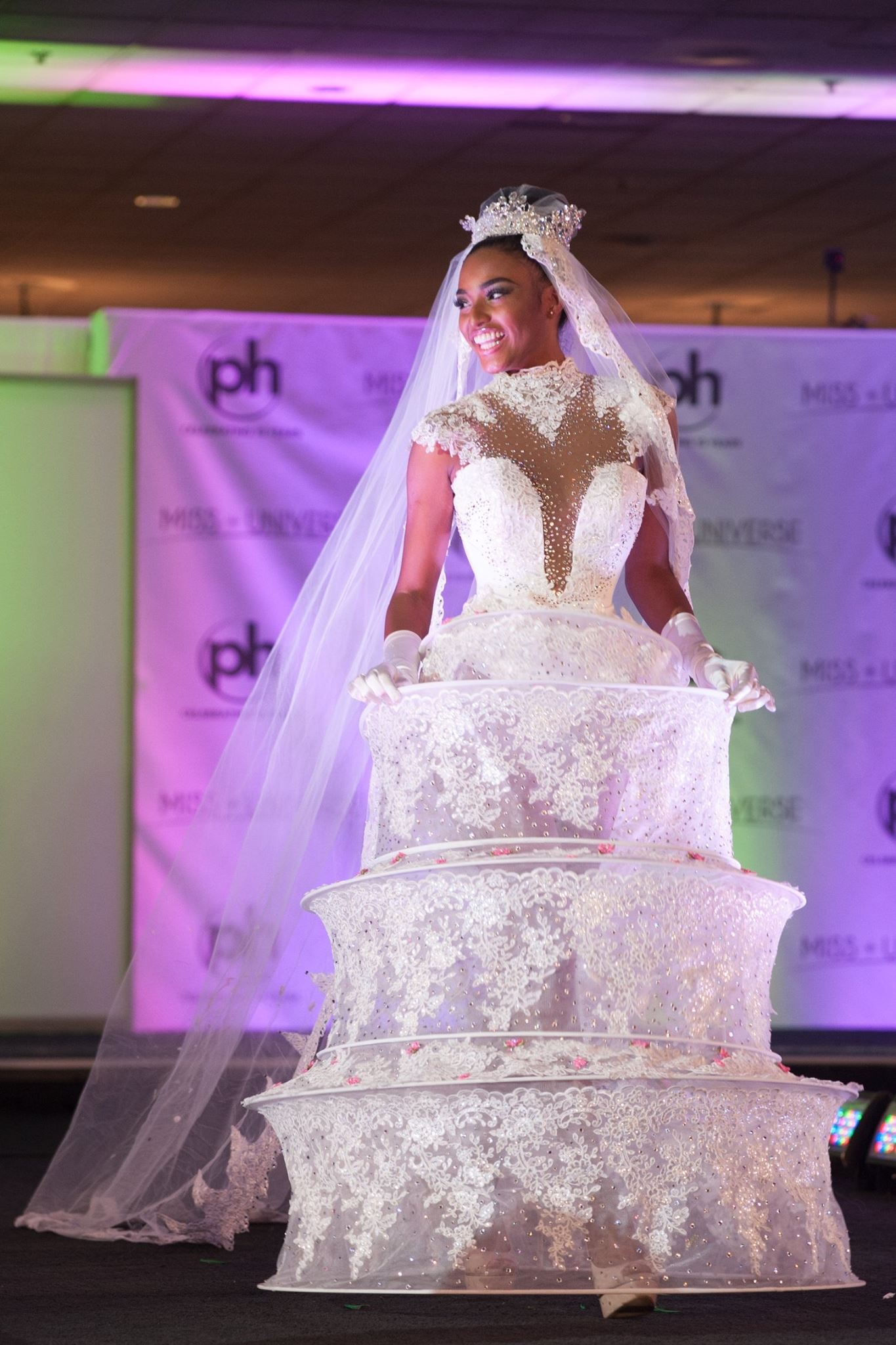 trang phuc dan toc ky di tai hoa hau hoan vu anh 8