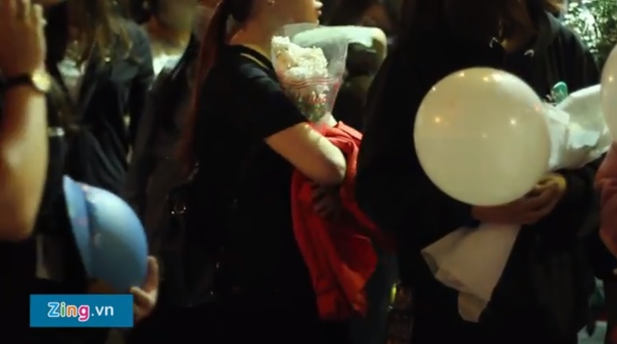 Video: 1000 fan Viet om hoa tuong niem Jong Hyun (SHINee) o TPHCM hinh anh