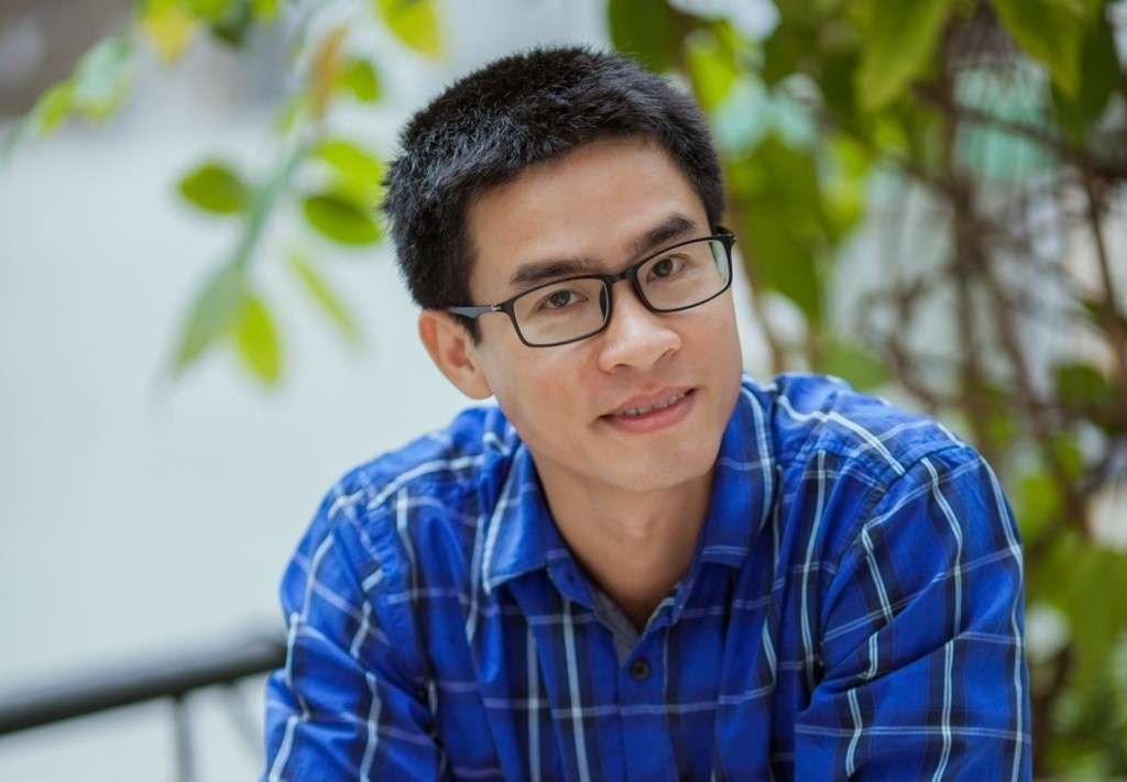 Nguyen Phong Viet ra mat tap tho moi ‘Sao phai dau den nhu vay’ hinh anh