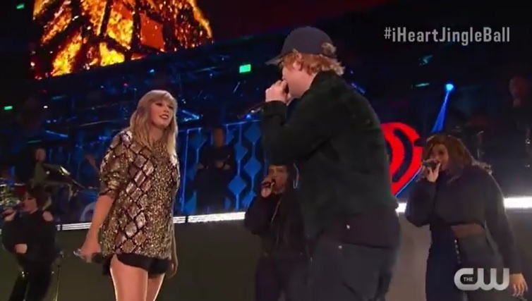 Taylor Swift va Ed Sheeran bieu dien tai dem nhac Jingle Bell hinh anh