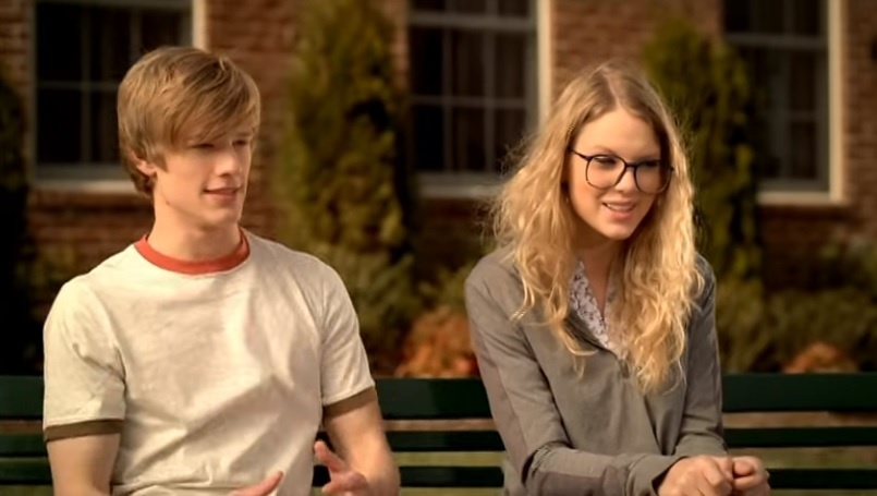 MV 'You Belong With Me' - Taylor Swift dong voi ban trai cu Lucas Till hinh anh