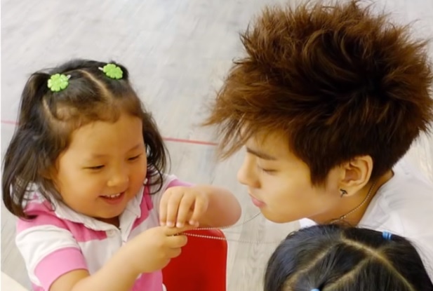 Jong Hyun an can voi tre con, duoc khen 'se la nguoi cha tot' hinh anh