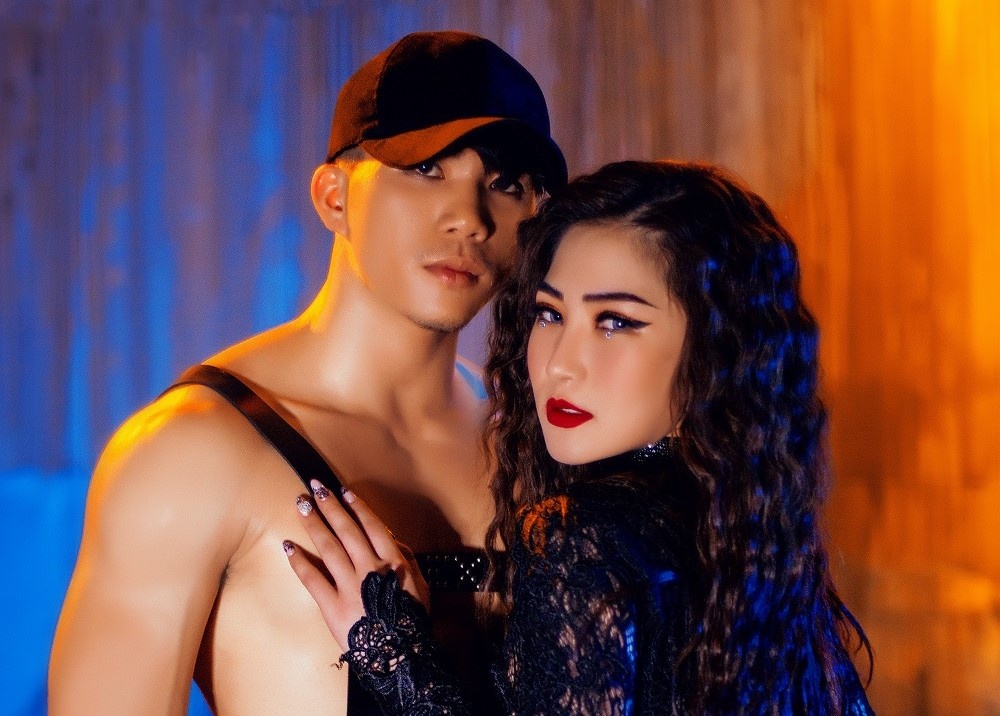 Huong Tram lot xac ve hinh anh trong MV 'I Want You Now' hinh anh