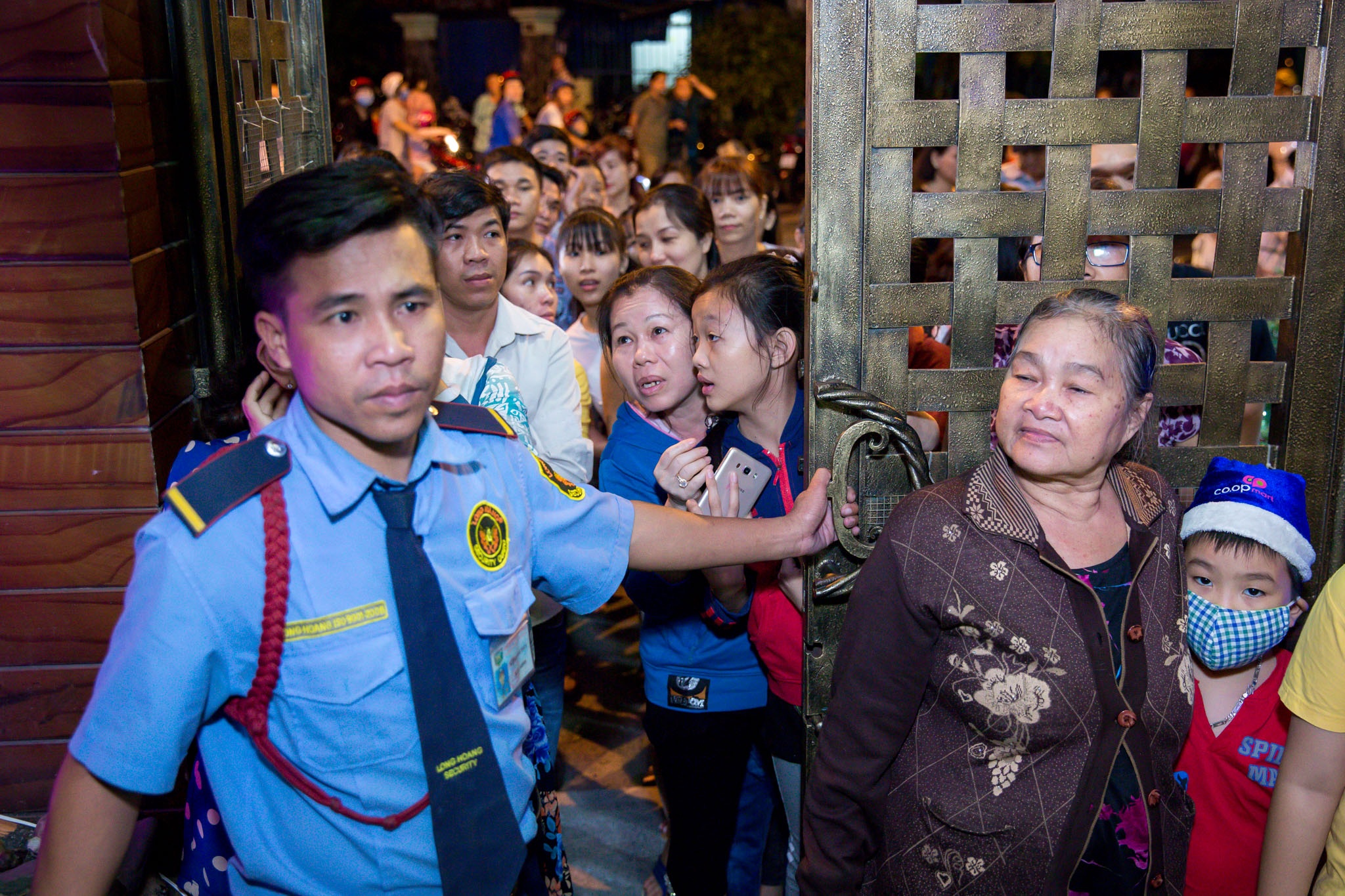 Nguoi Sai Gon do xo den nha Dam Vinh Hung choi dem Noel hinh anh