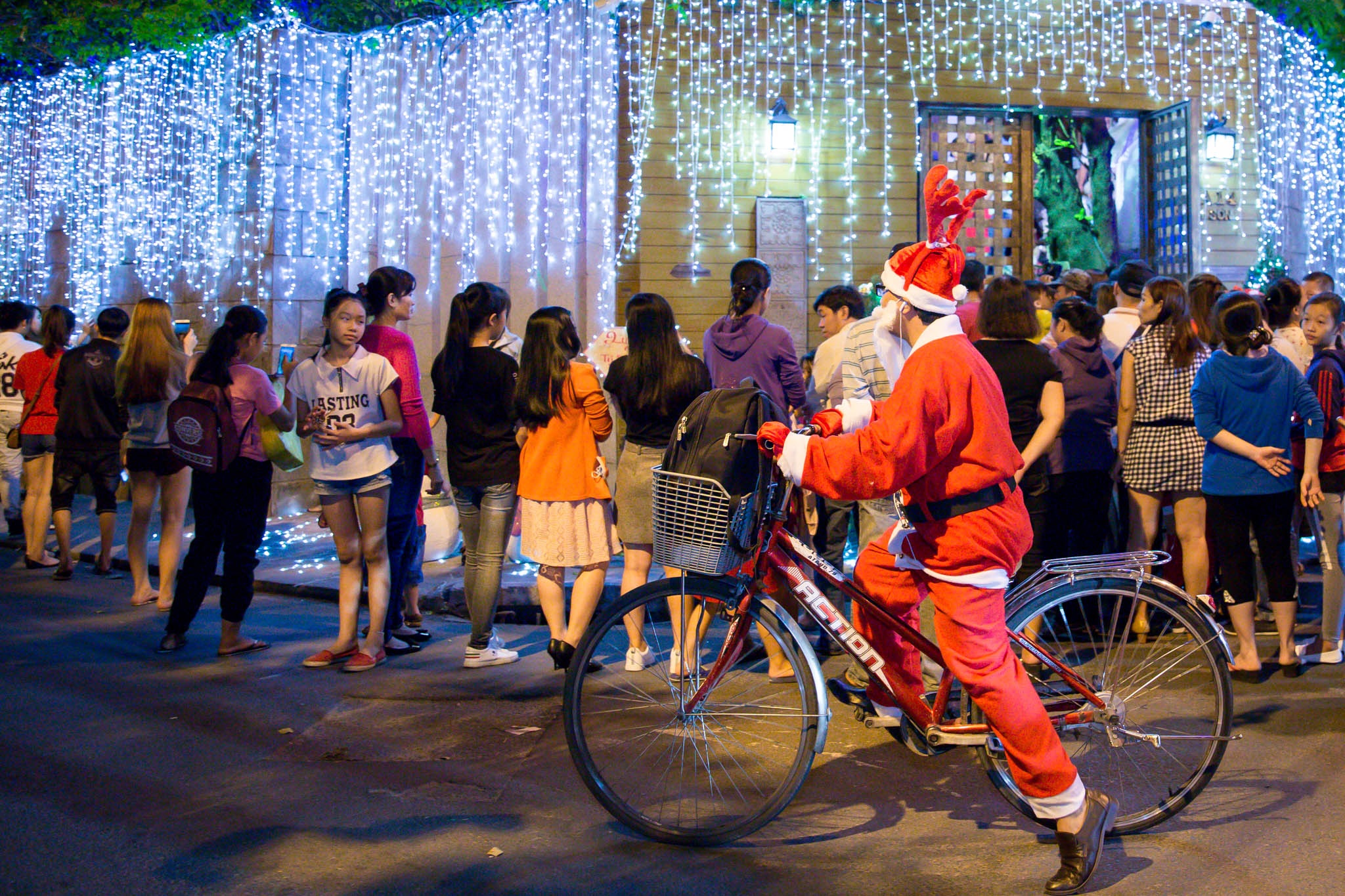 nguoi dan den nha dam vinh hung choi noel anh 4