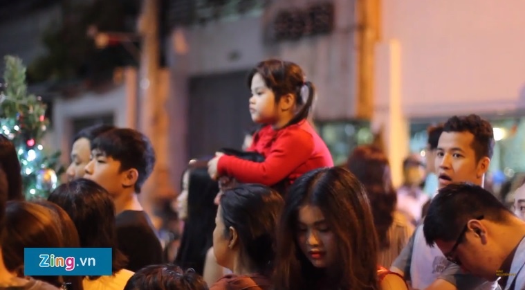 Nha Dam Vinh Hung mo cua don nguoi dan vao choi dem Giang Sinh hinh anh