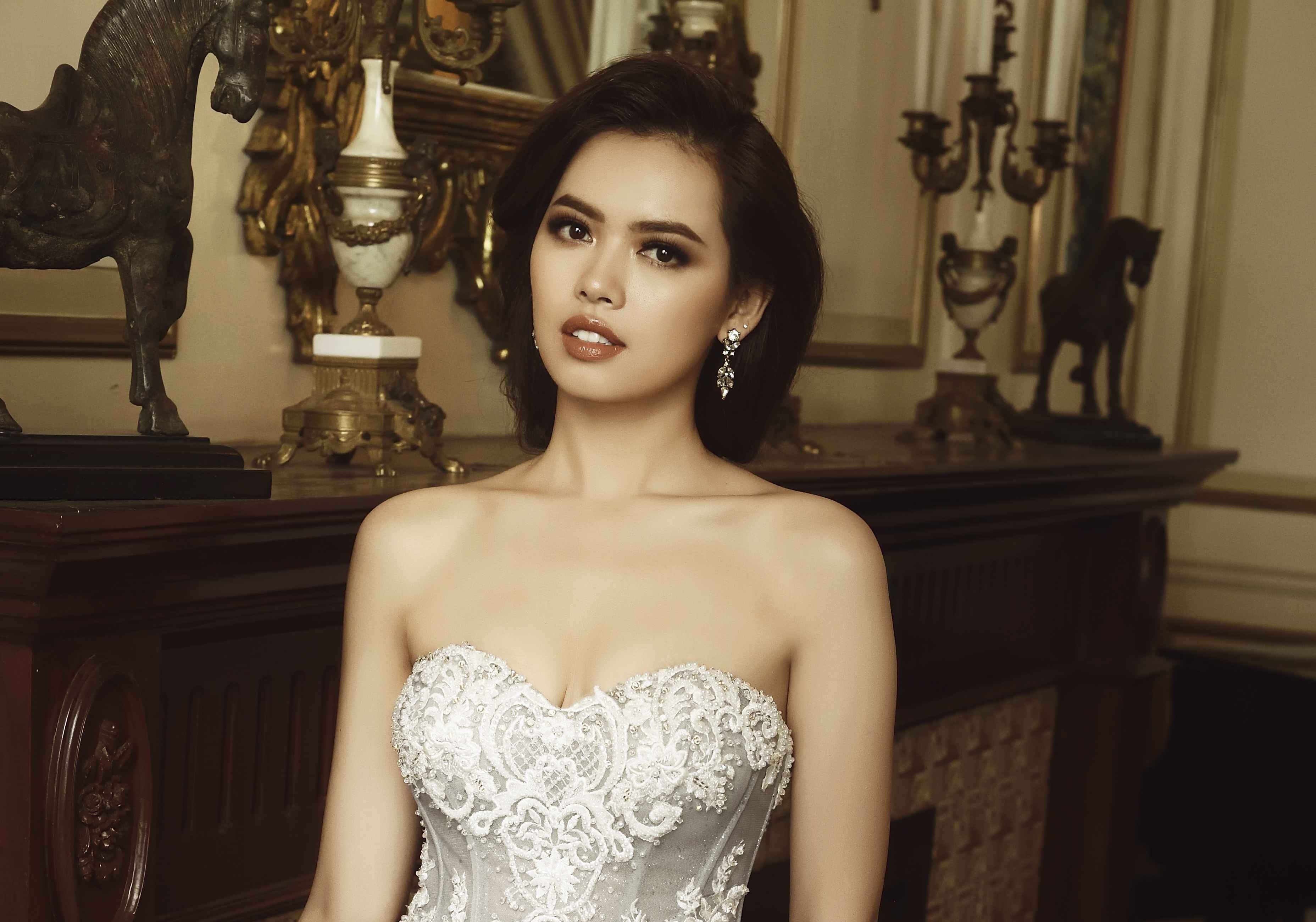 Nguoi dep Hoa hau Hoan vu Viet Nam long lay voi dam da hoi hinh anh