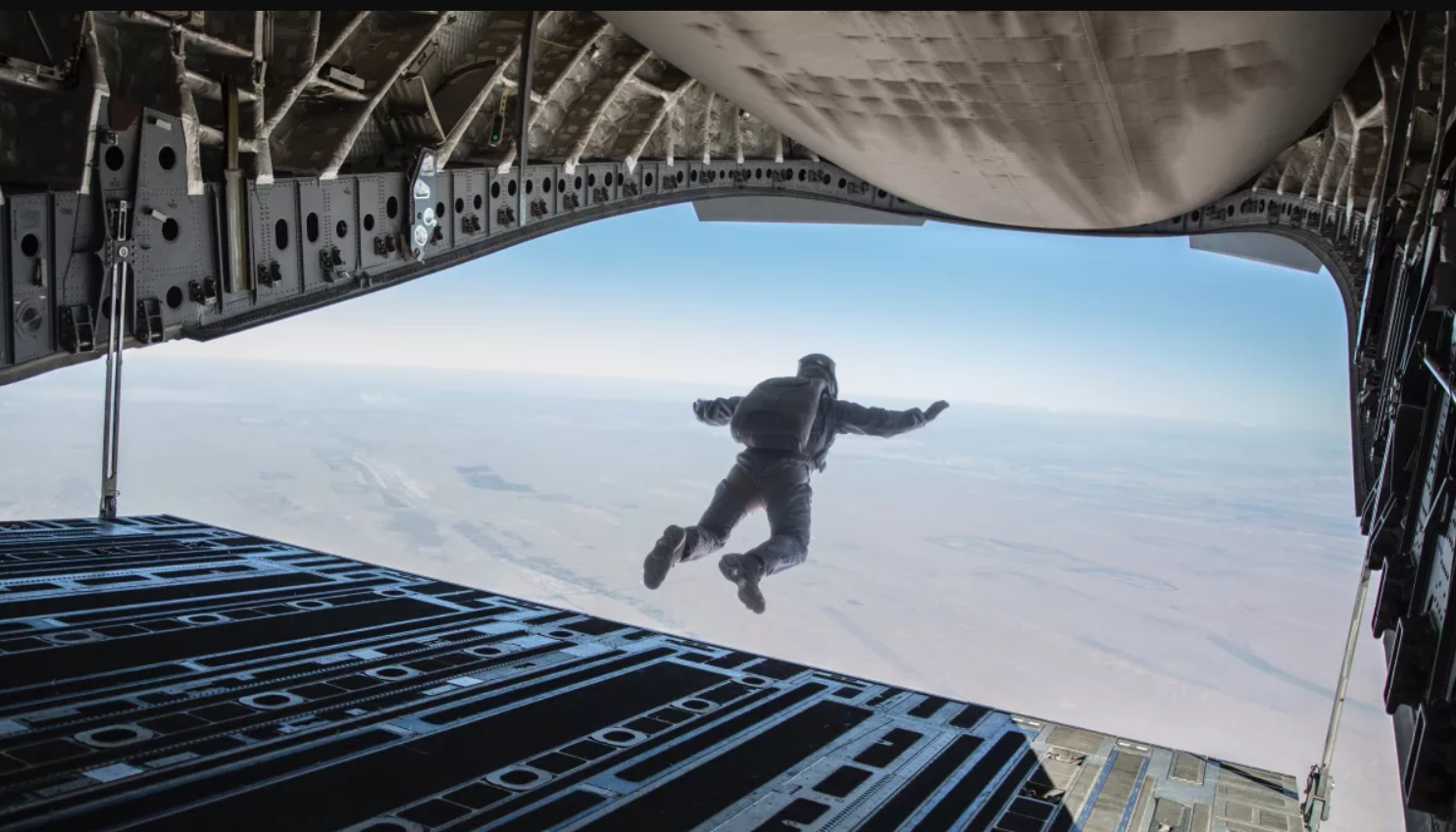 Tom Cruise van tre trung va lieu linh anh 1