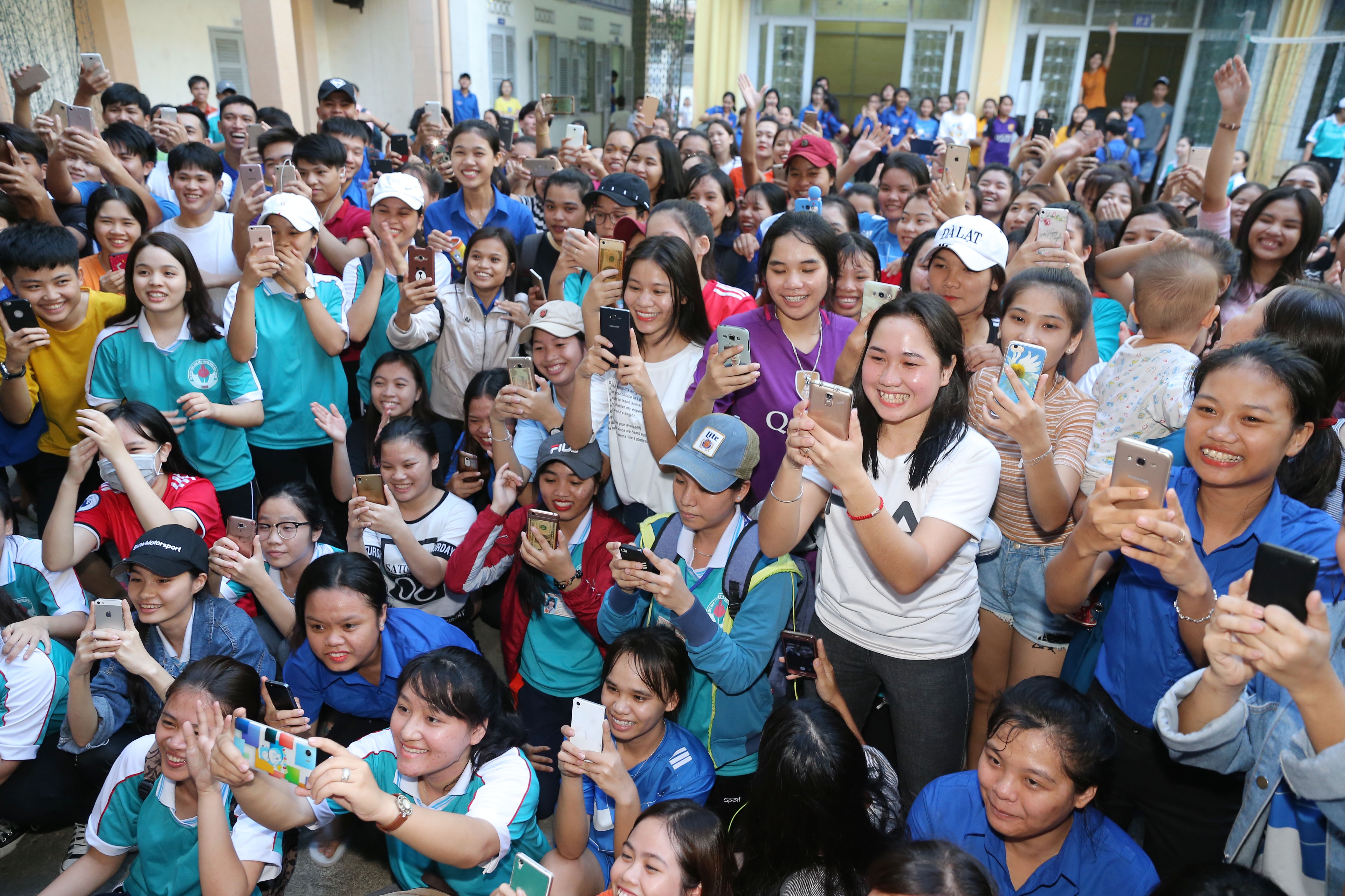 hoa hau h hen nie ve tham truong cu anh 1