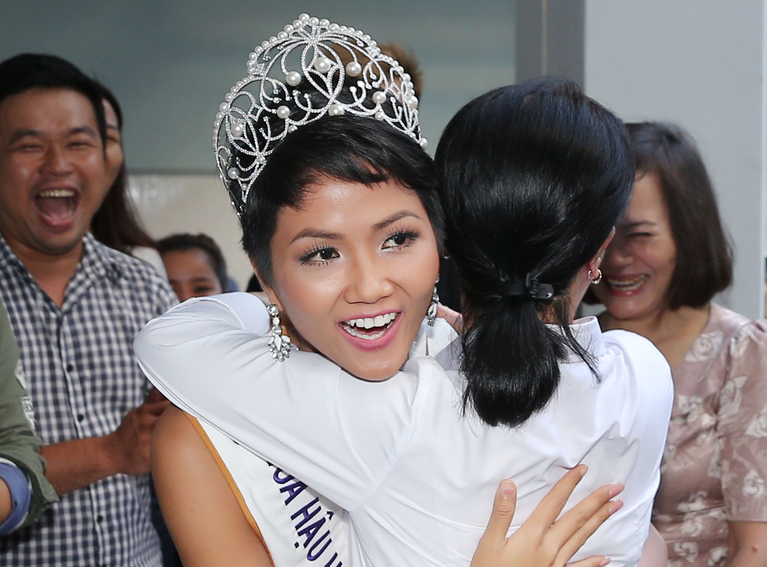 Hoa hau H'Hen Nie om cham lay co giao khi tham truong cu o Nha Trang hinh anh