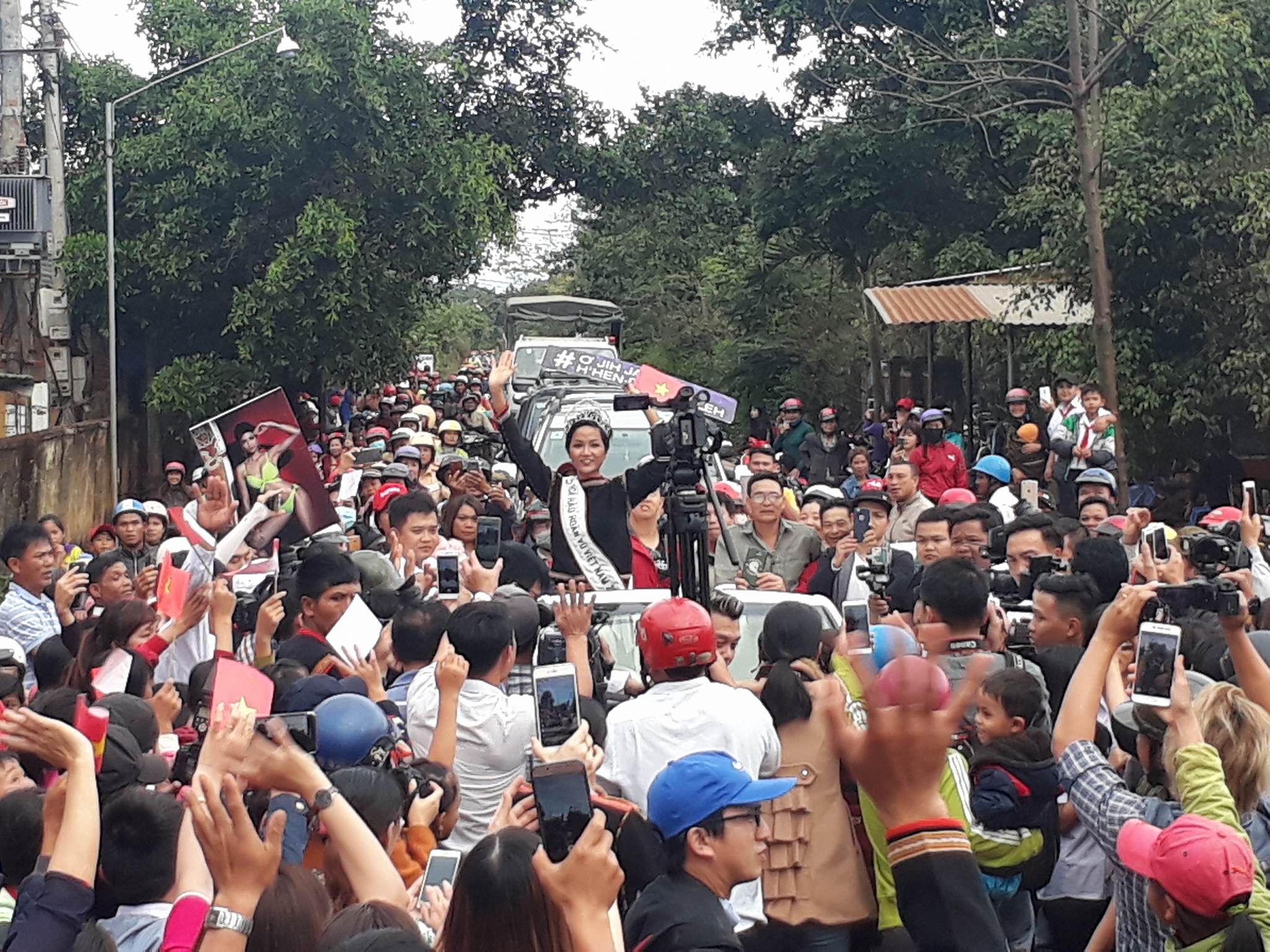 hoa hau hoan vu h hen nie ve que anh 11