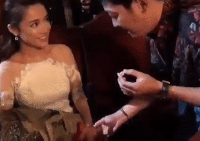 Tai sao Nha Phuong ngap ngung khi dua tay cho Truong Giang deo nhan? hinh anh