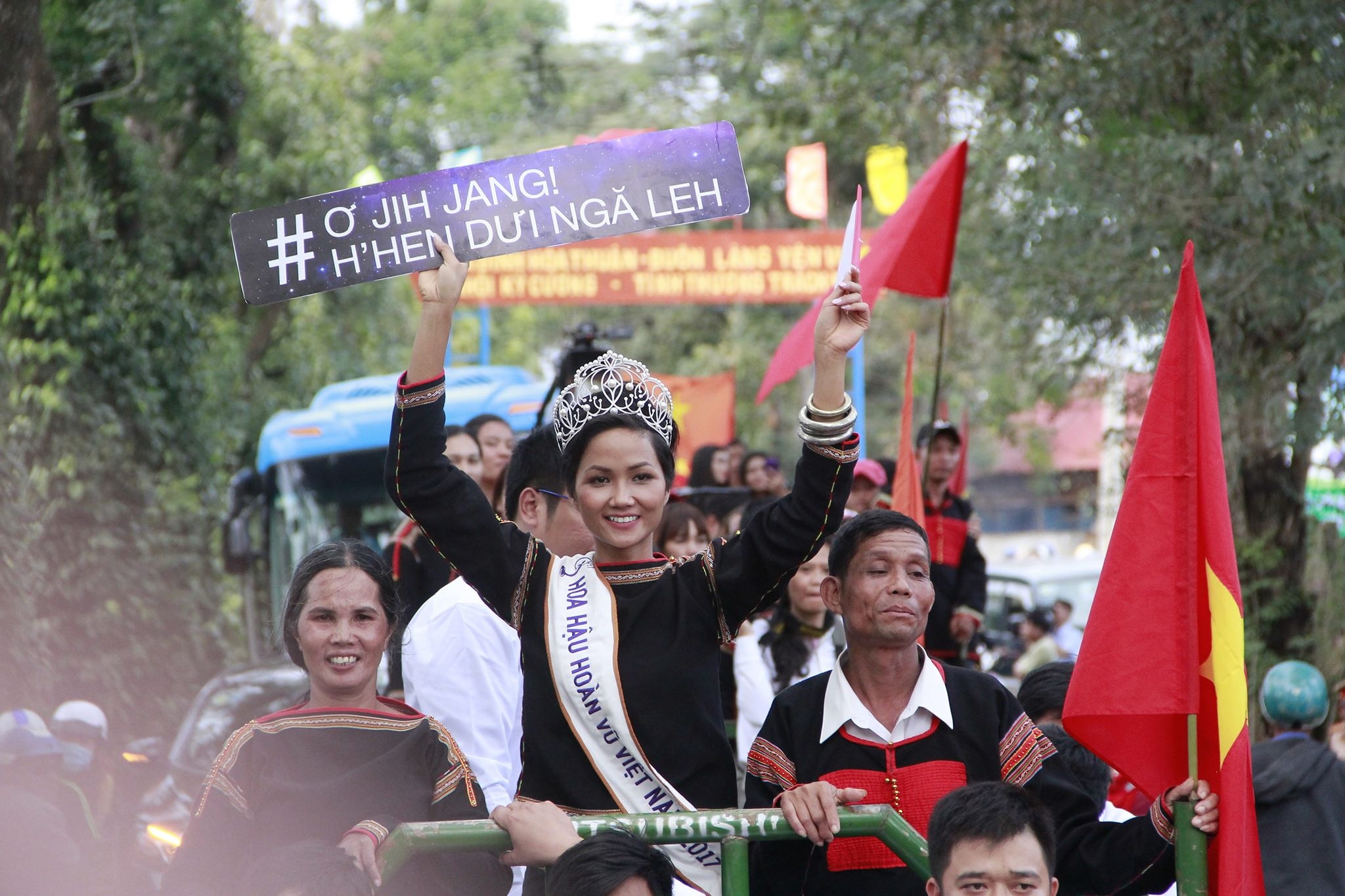Nguoi dan E De lai may cay den don Hoa hau H’Hen Nie hinh anh