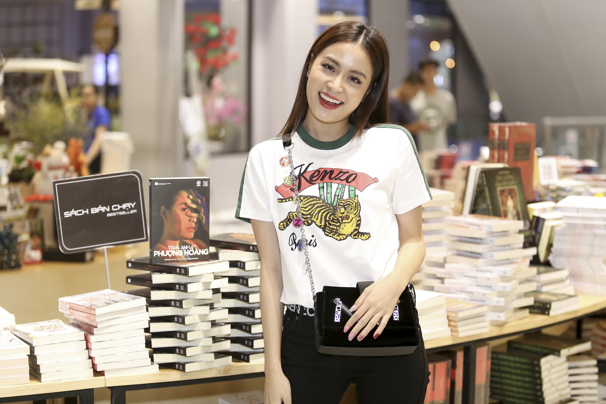 hoang thuy linh ky tang tu truyen anh 1