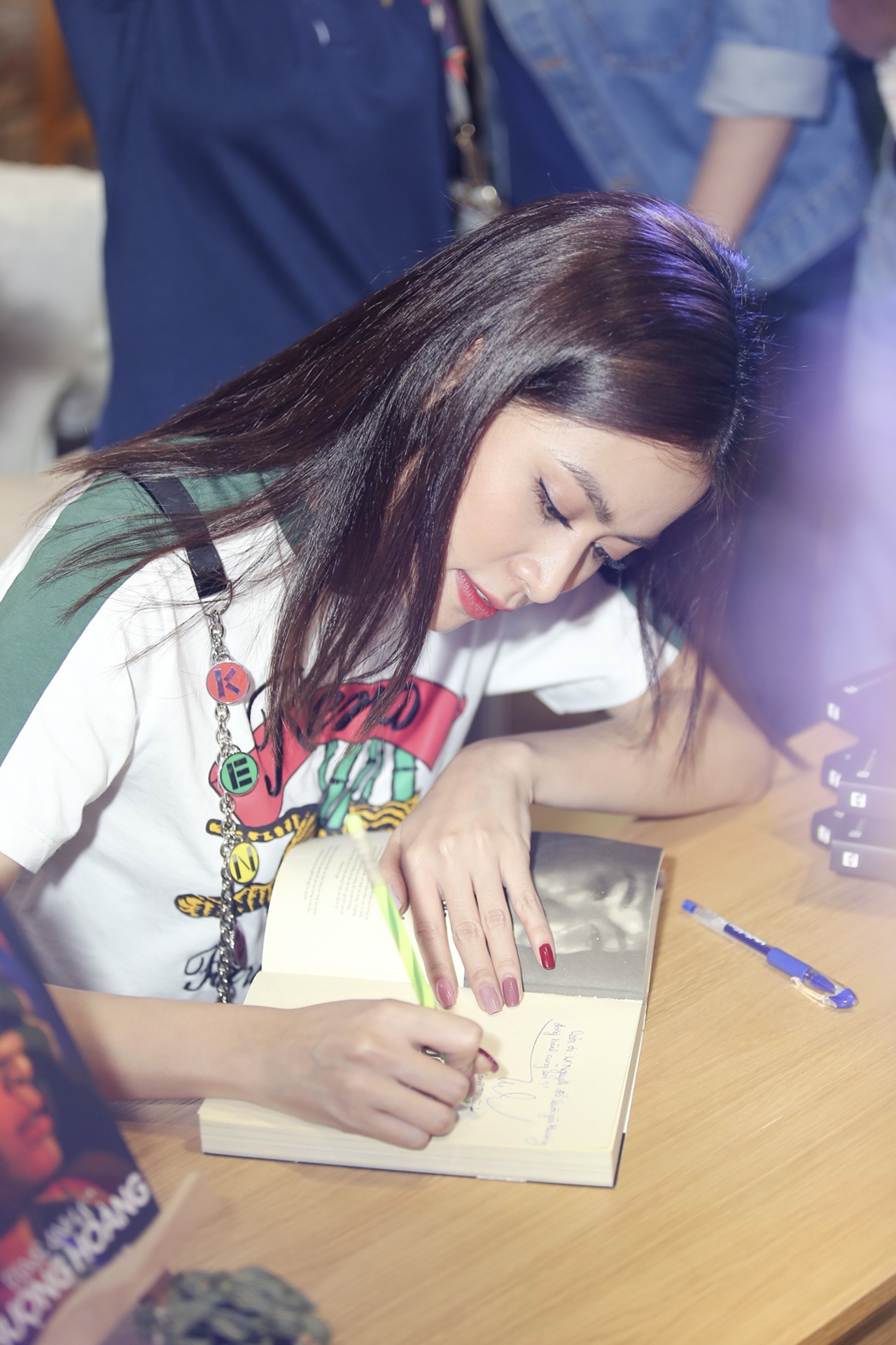 hoang thuy linh ky tang tu truyen anh 16