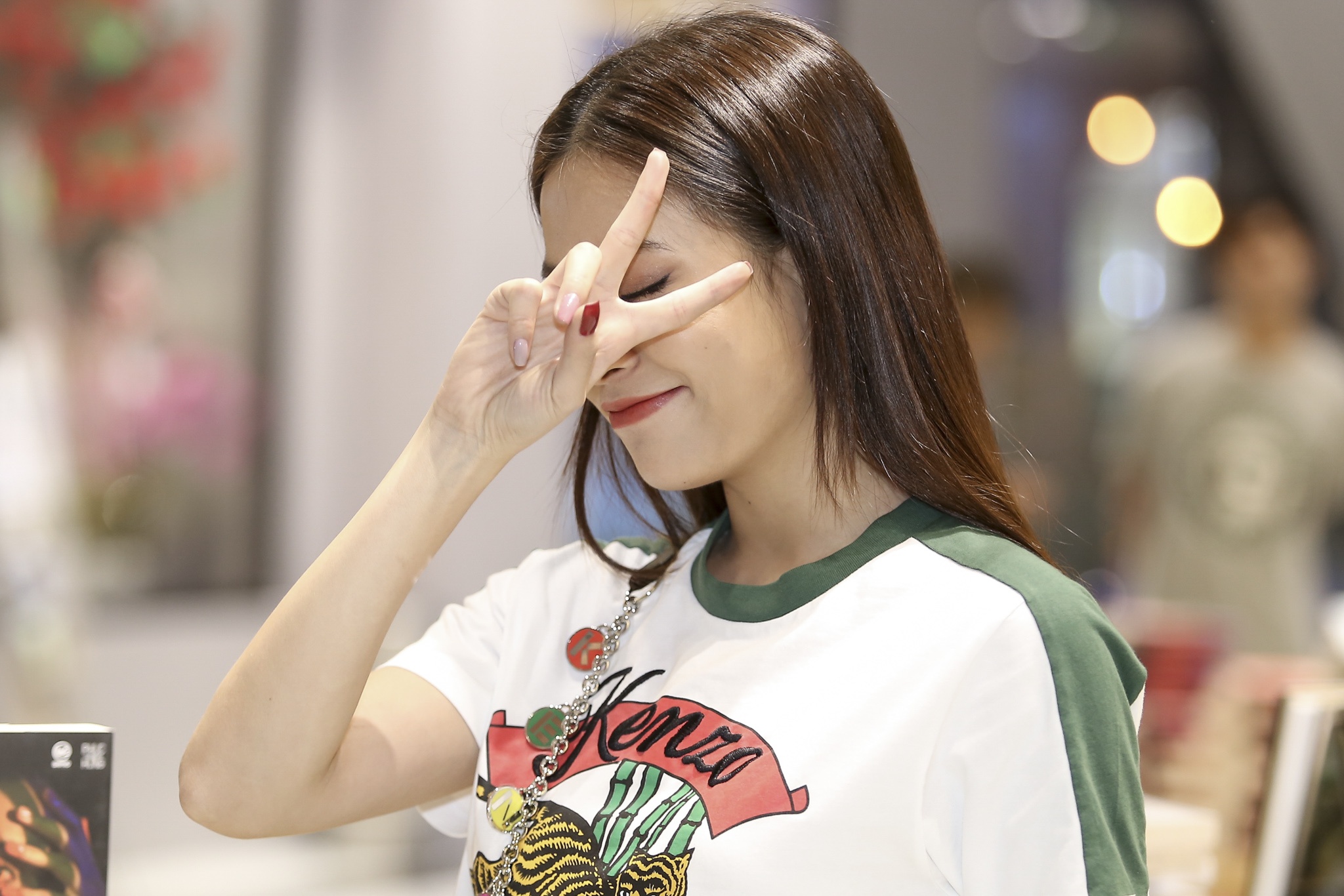 hoang thuy linh ky tang tu truyen anh 2