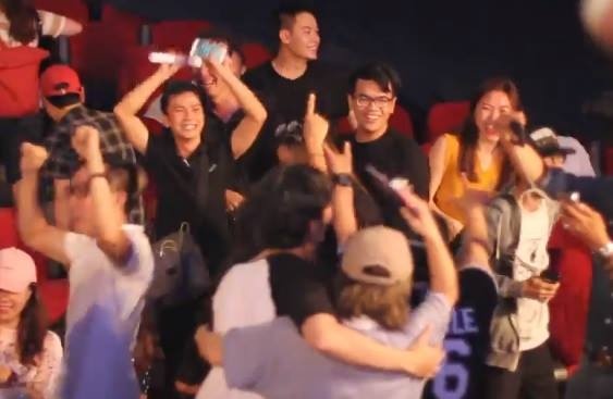 Min, Erik, dan sao 'Glee' ho het nao loan khi U23 Viet Nam chien thang hinh anh