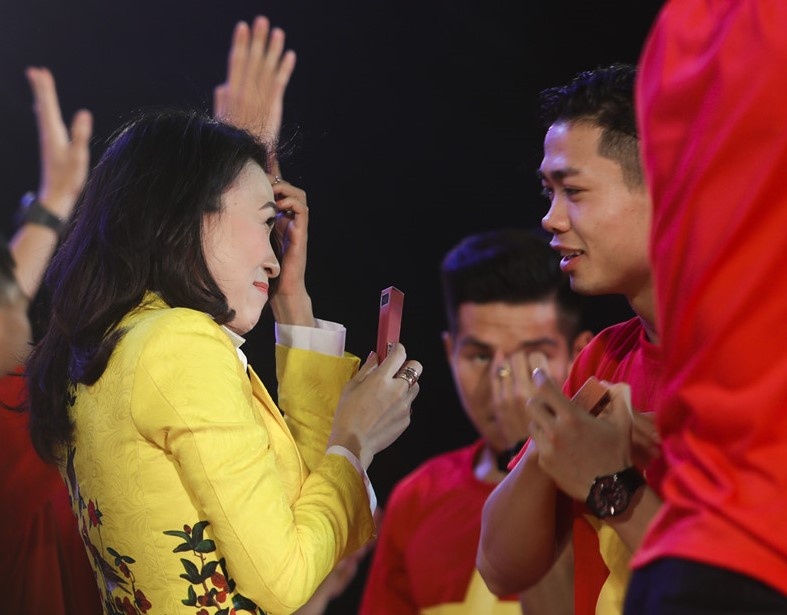 My Tam cuoi tuoi khi duoc Cong Phuong tang son hinh anh
