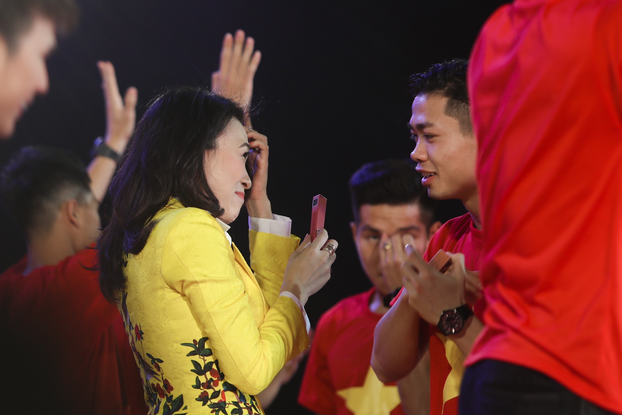 công phượng u23 tặng son cho mỹ tâm ảnh 4 cong phuong u23 tang son cho my tam anh 4