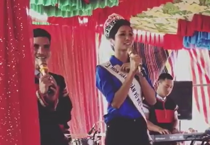 Hoa hau H'Hen Nie hat tieng E de cung nguoi dan Dak Lak hinh anh