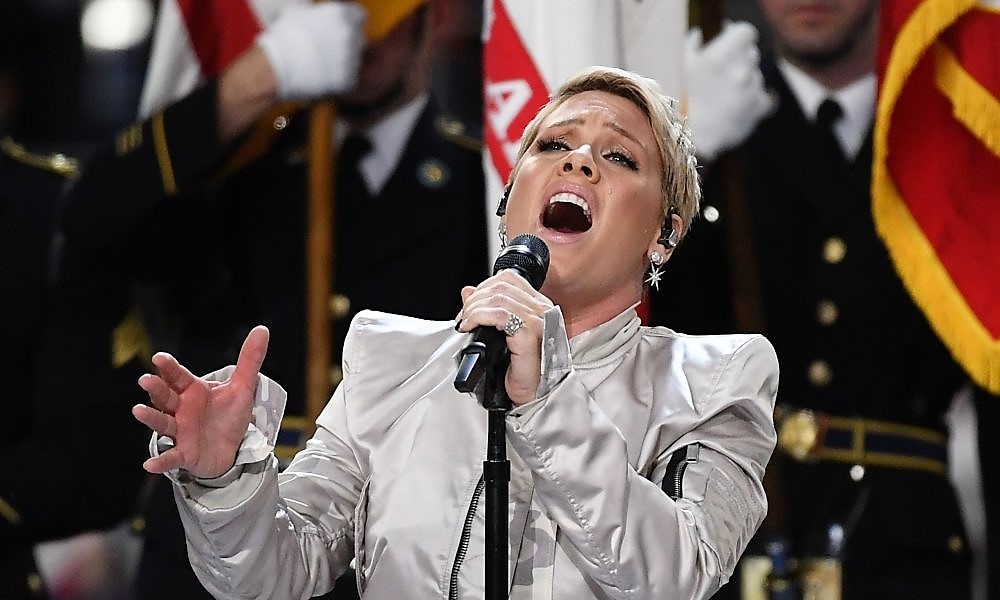 Pink hat live quoc ca My xuat sac khi Beyonce tung phai hat nhep hinh anh