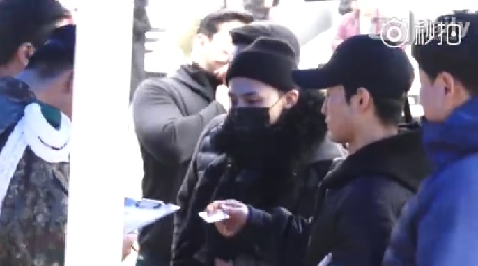 G-Dragon cui chao truoc tieng reo ho cua fan trong ngay nhap ngu hinh anh