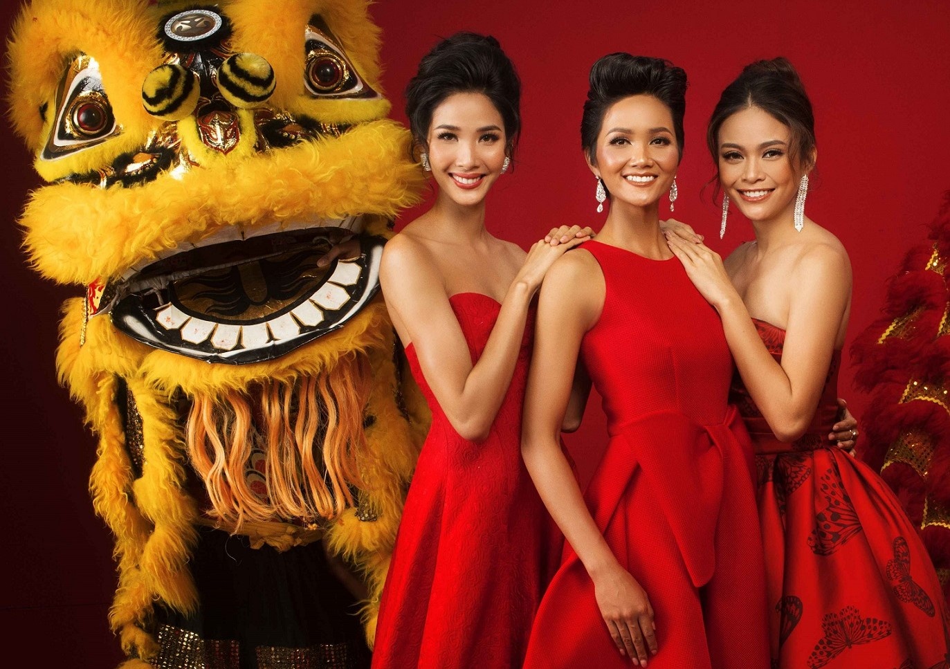 Hoa hau H'Hen Nie cung Hoang Thuy, Mau Thuy ruc ro don nam moi hinh anh