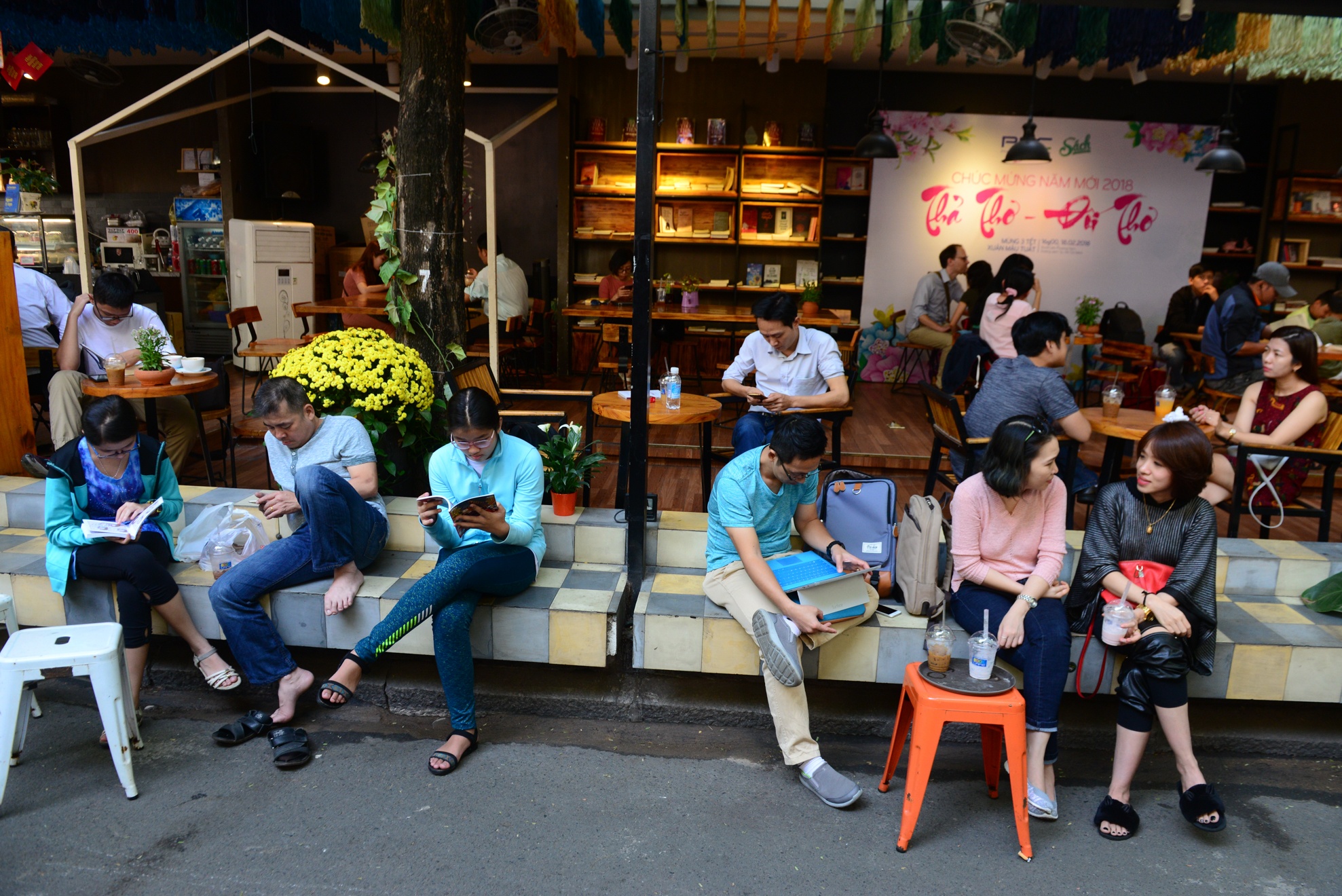 duong sach tphcm mo xuyen Tet anh 1