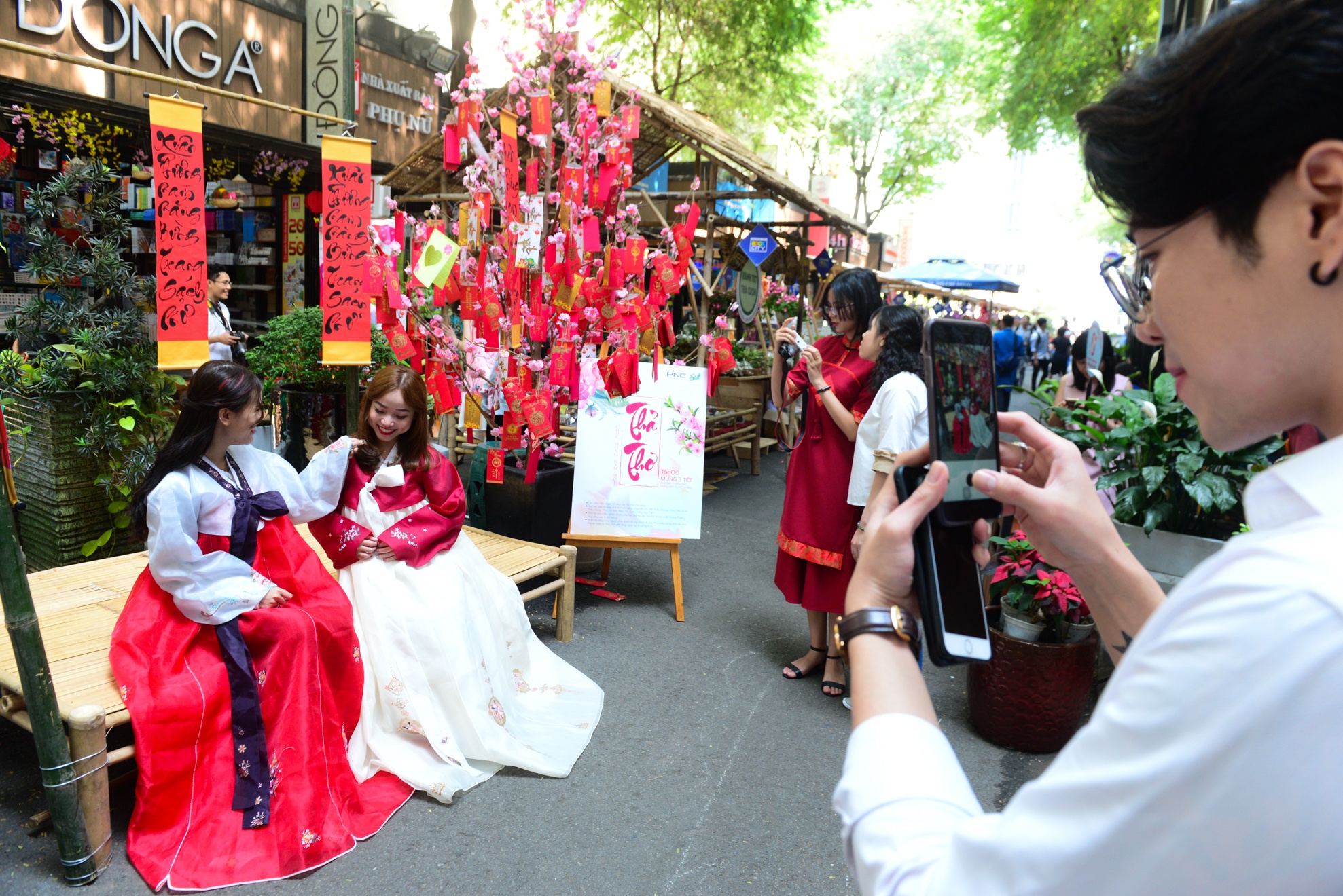 duong sach tphcm mo xuyen Tet anh 2