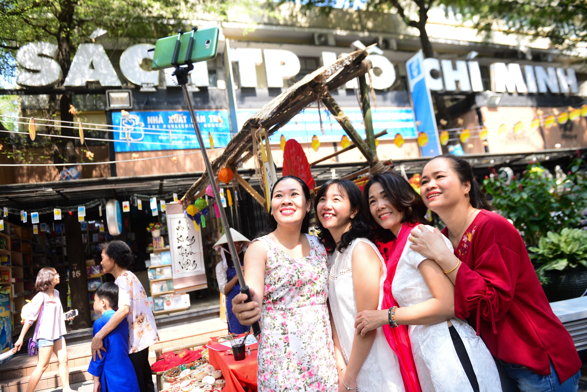 Gioi tre do xo toi Duong sach TP.HCM nhung ngay can Tet Nguyen dan hinh anh