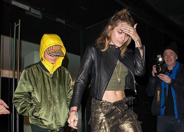 Cara Delevingne va con Michael Jackson nam tay, bi don yeu dong gioi hinh anh