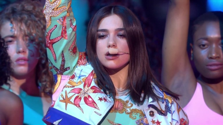 Dua Lipa bieu dien New Rules tai Brit Awards hinh anh