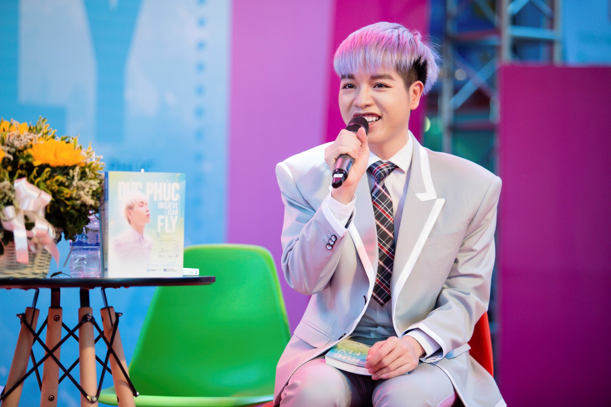 Hoi sach TP.HCM: Gioi tre dang doc sach nhieu hon bao gio het? hinh anh