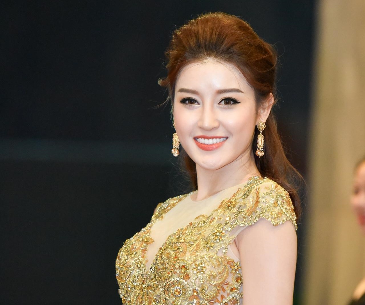 Huyen My goi cam tren tham do giai Cong hien hinh anh