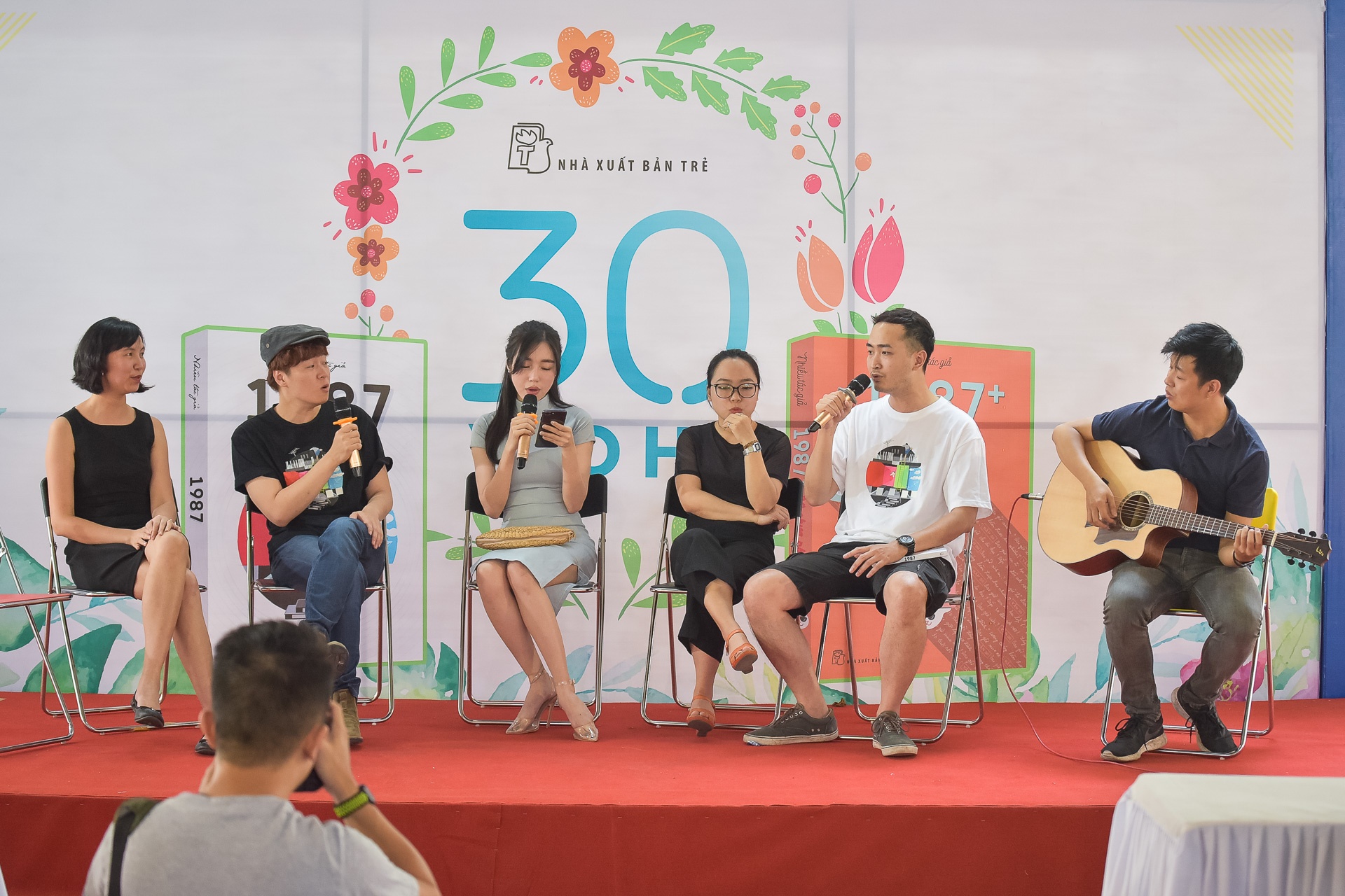 elly tran ke lai qua khu trong sach 1987 anh 10