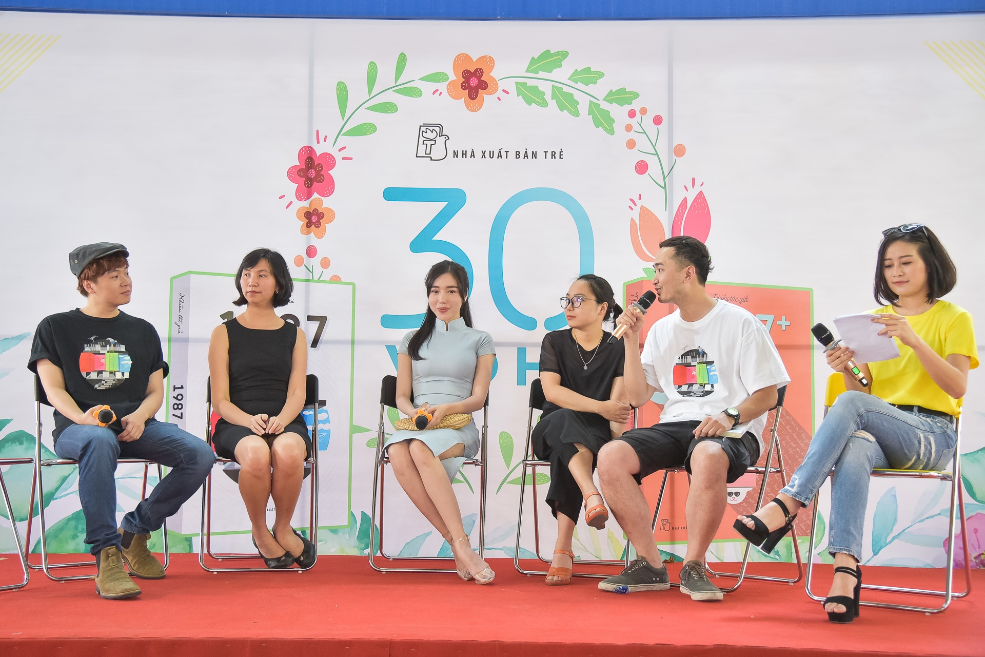 elly tran ke lai qua khu trong sach 1987 anh 8