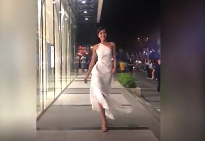 Man catwalk hiem hoi cua Hoa hau H'Hen Nie sau dang quang hinh anh